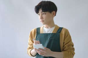 メモを取る男性の写真