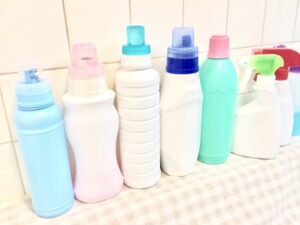 洗濯洗剤のボトルが複数本並んでいる写真