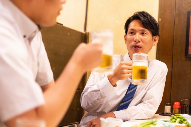 同僚と飲み会をしている写真